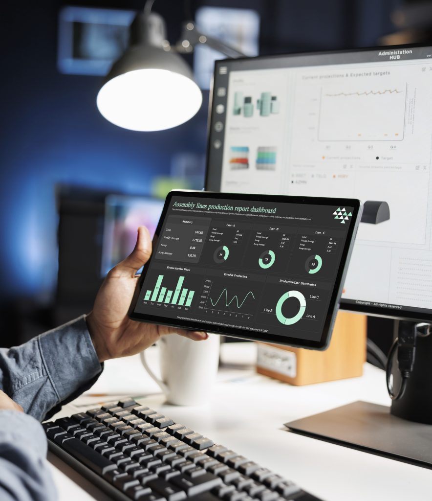 Lavoratore controlla i grafici KPI